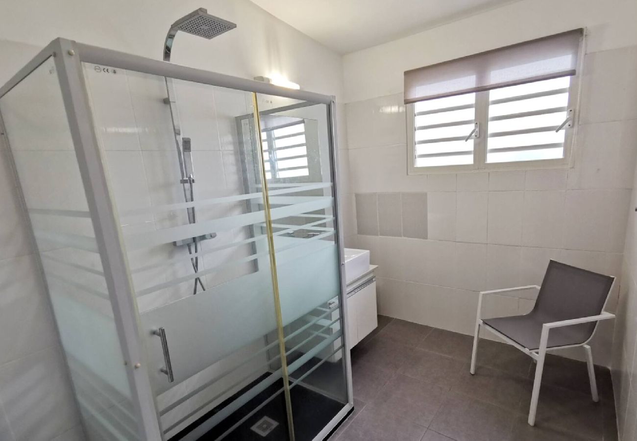 Villa à Le Gosier - Villa au Gosier ref G112A 5ch piscine 100m plage