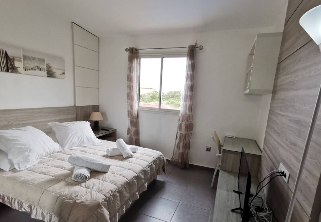 Villa à Le Gosier - Villa au Gosier ref G112A 5ch piscine 100m plage