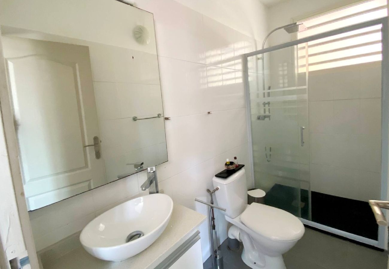 Villa à Le Gosier - Villa au Gosier ref G112A 5ch piscine 100m plage