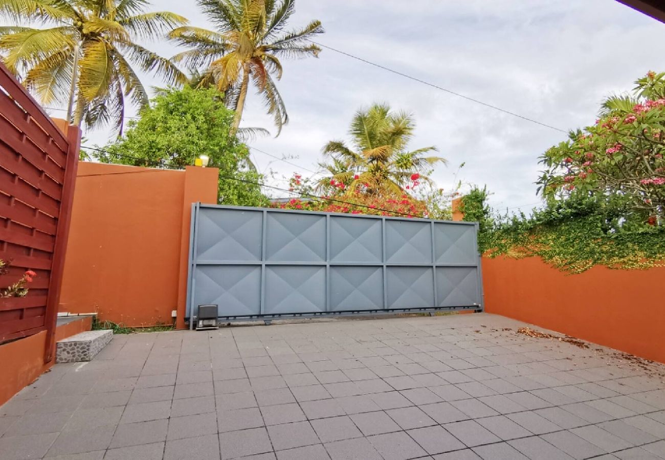 Villa à Le Gosier - Villa au Gosier ref G112A 5ch piscine 100m plage