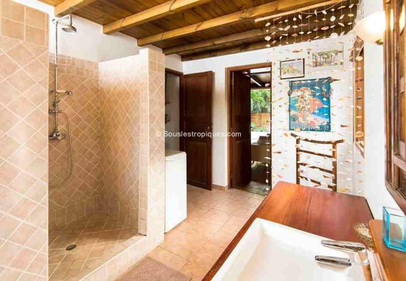 Villa à Bouillante - Villa à Bouillante en Guadeloupe - Ref : G109A