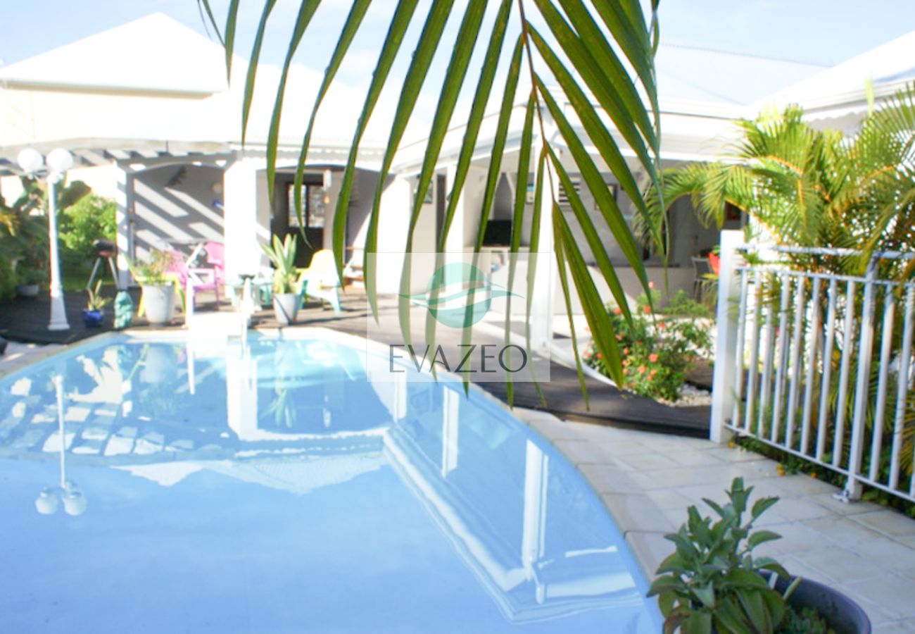 Villa à Sainte-Anne - Villa à Ste Anne en Guadeloupe - Ref : G113