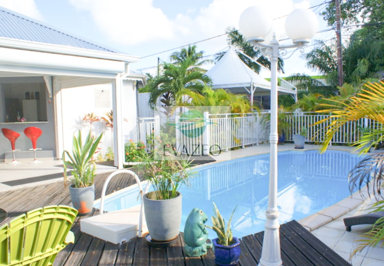 Villa à Sainte-Anne - Villa à Ste Anne en Guadeloupe - Ref : G113