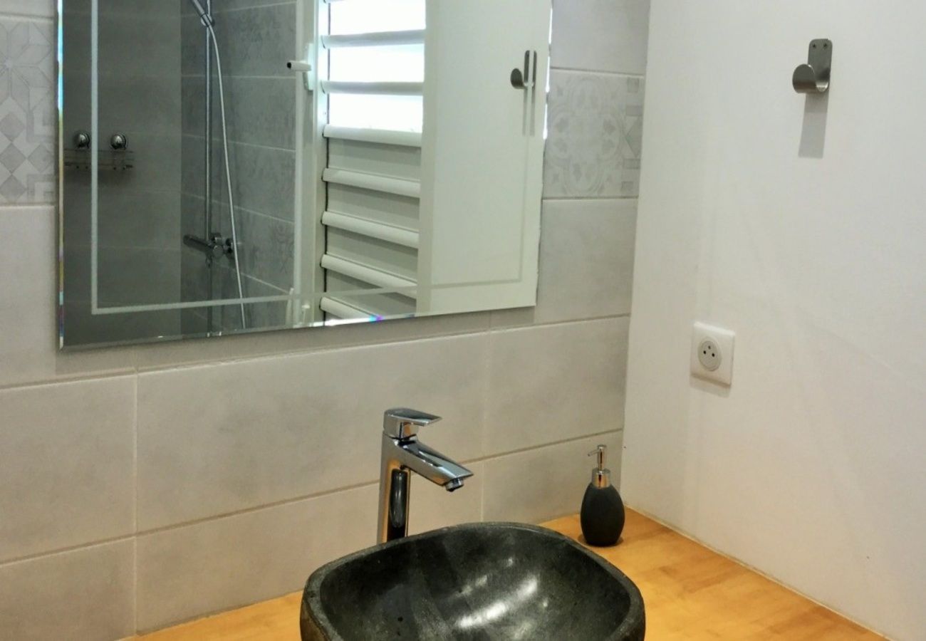 Villa à Sainte-Anne - Villa à Ste Anne en Guadeloupe - Ref : G135E