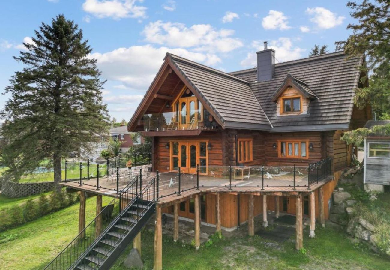 Maison à Laval - CAN017 : La Maison en Bois Rond