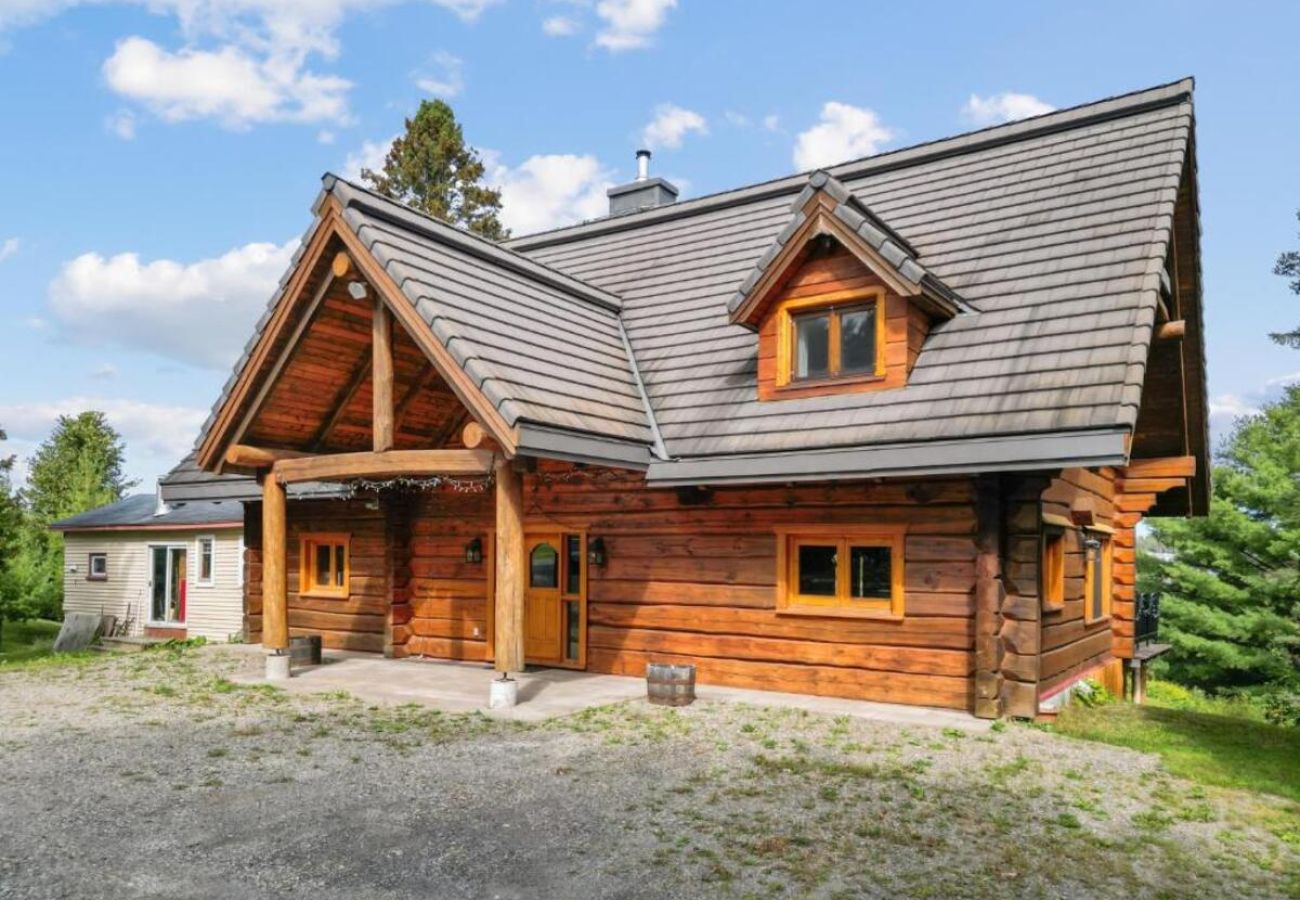 Maison à Laval - CAN017 : La Maison en Bois Rond